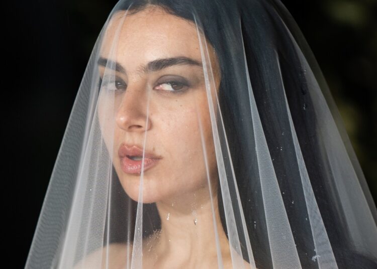 Charli XCX retorna com novo single ‘Rock Music’