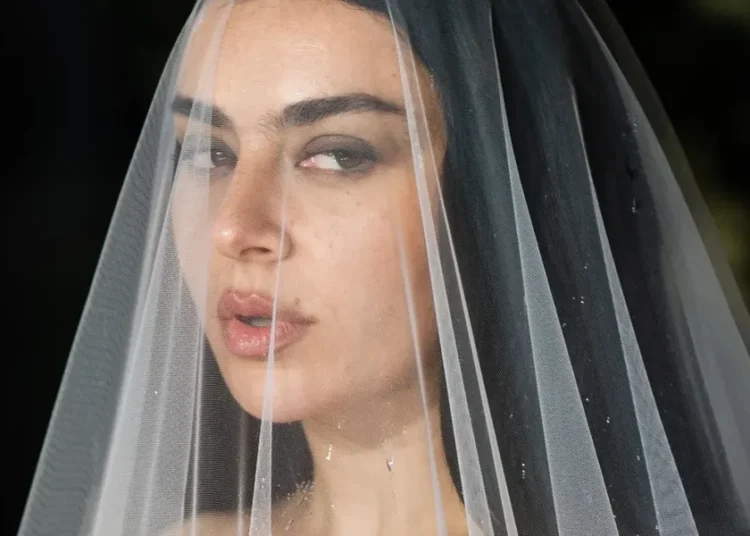 Charli XCX retorna com novo single ‘Rock Music’ e sim, é demais