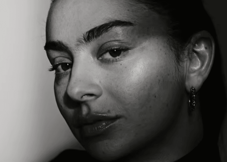Charli XCX se torna totalmente “música rock” em vídeo para nova música