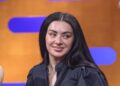 Charli XCX sugere novas músicas durante DJ set no evento London Conversations