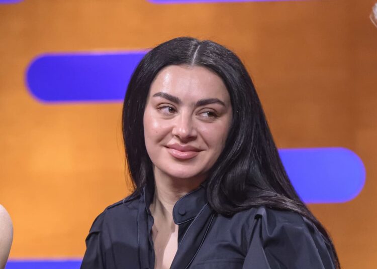 Charli XCX sugere novas músicas durante DJ set no evento London Conversations
