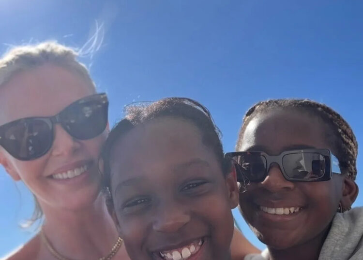 Charlize Theron compartilha fotos raras de suas filhas no Dia das Mães