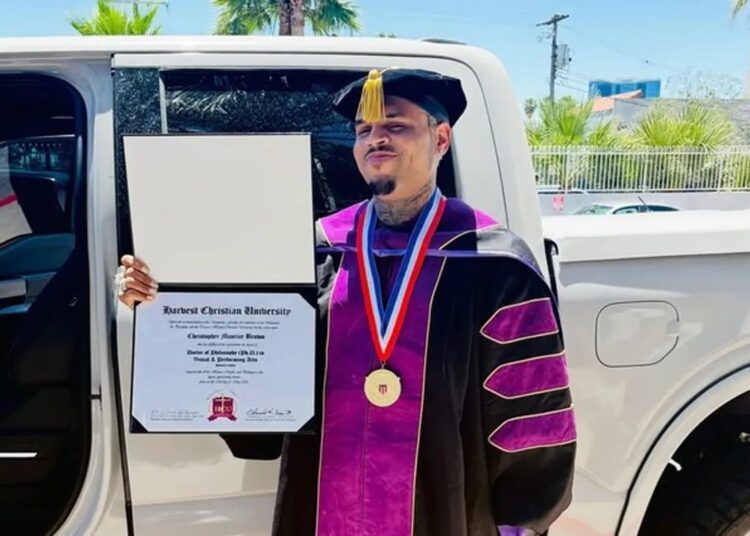 Chris Brown recebe título de Doutor Honorário em Filosofia em Artes Visuais e Cênicas
