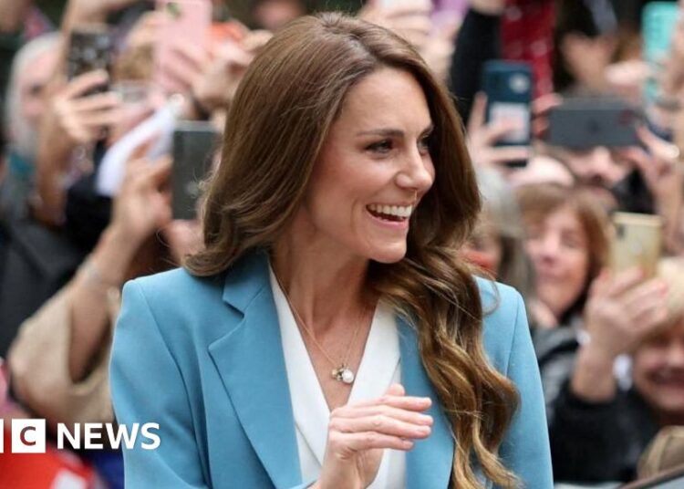 'Ciao Kate': Multidões aplaudem a turnê de retorno de Catherine à Itália - BBC