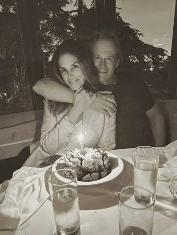 Cindy Crawford e Rande Gerber compartilham lindas fotos antigas para comemorar seu 28º aniversário de casamento