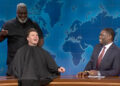 Colin Jost estreia uma careca brilhante depois que Michael Che traz o barbeiro em uma reviravolta brutal na troca de piadas do “SNL”