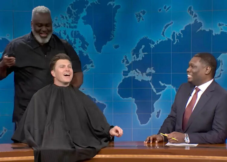 Colin Jost estreia uma careca brilhante depois que Michael Che traz o barbeiro em uma reviravolta brutal na troca de piadas do “SNL”