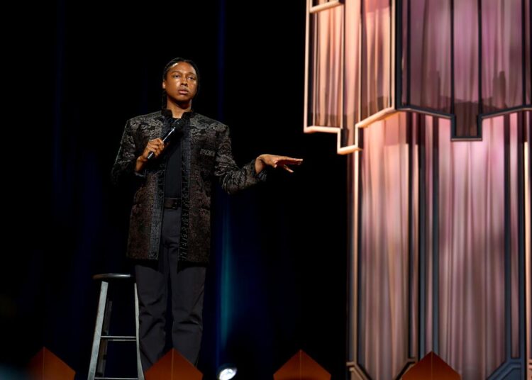 Como Josh Johnson compôs 'Symphony', o especial musical que pretende ser atemporal