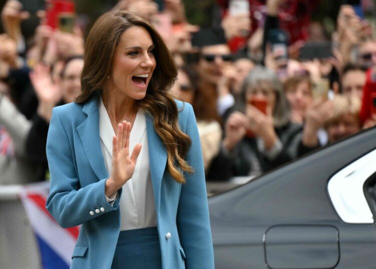 Como o traje elegante da princesa Catherine dá um toque moderno à moda real