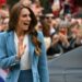 Como o traje elegante da princesa Catherine dá um toque moderno à moda real