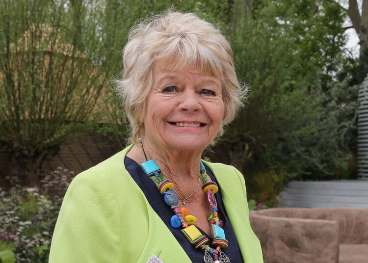 Conheça a família de Judith Chalmers que ela deixa para trás após a morte aos 90 anos