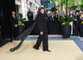 Connor Storrie arrasa no conjunto chique todo preto na estreia do Met Gala