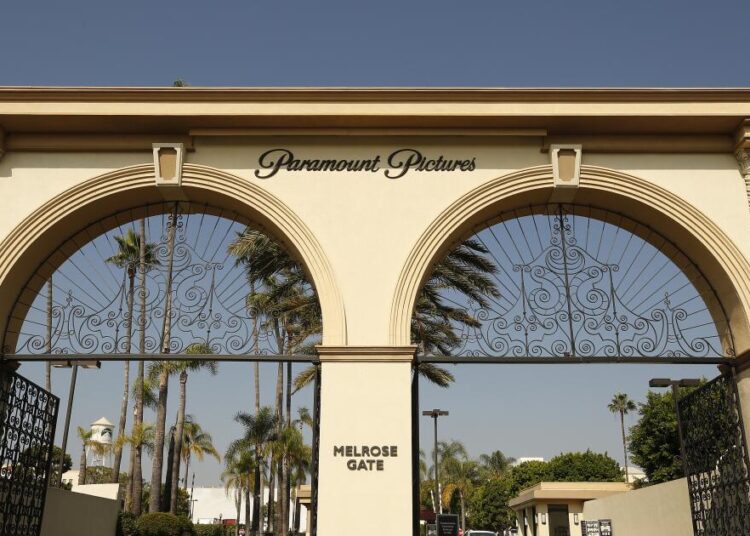 Consumidores processam para bloquear acordo entre Paramount e Warner Bros.