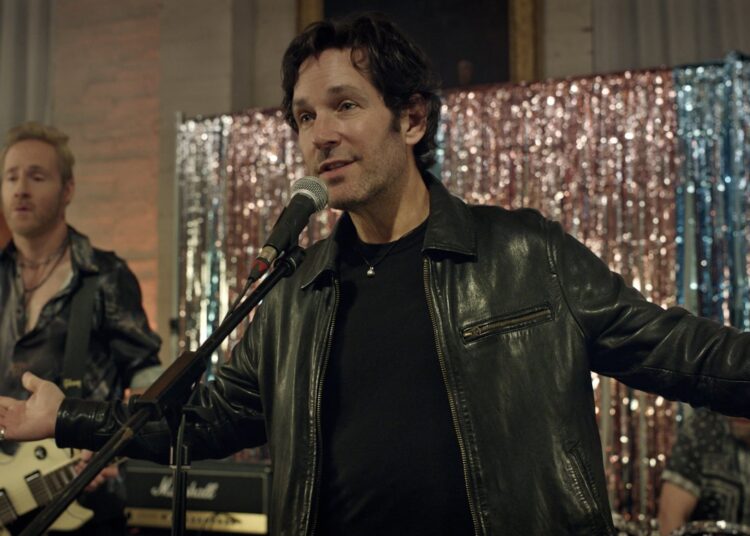 Crítica de 'Power Ballad': Paul Rudd e Nick Jonas não são charmosos