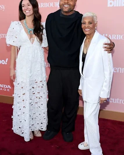 Crítico de moda enfrenta reação por comentários controversos sobre Dionne Warwick, manifestação de fãs em defesa da cantora