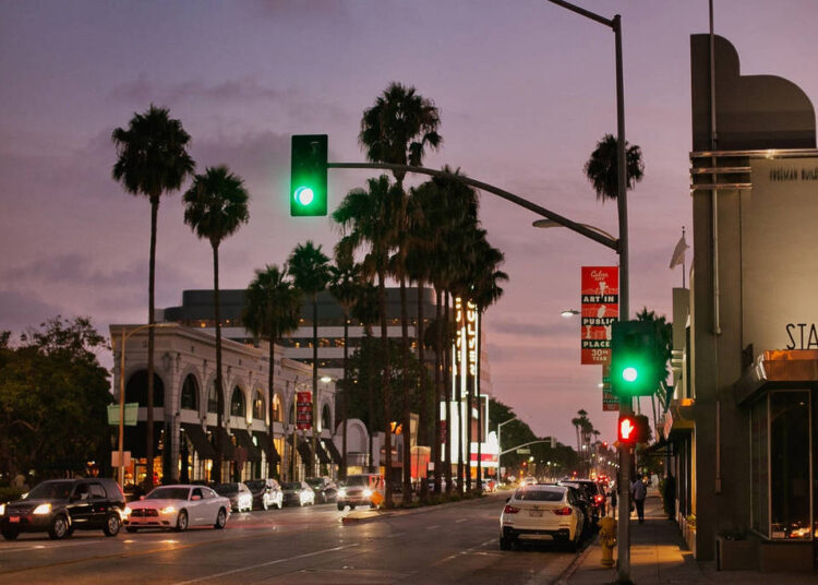 Culver City poderá em breve permitir que os visitantes andem com bebidas alcoólicas – O que saber sobre a proposta Downtown Entertainment Zone