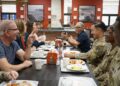 DVIDS – Notícias – Membros do serviço desfrutam de experiência culinária de chef famoso no Garrison Wiesbaden