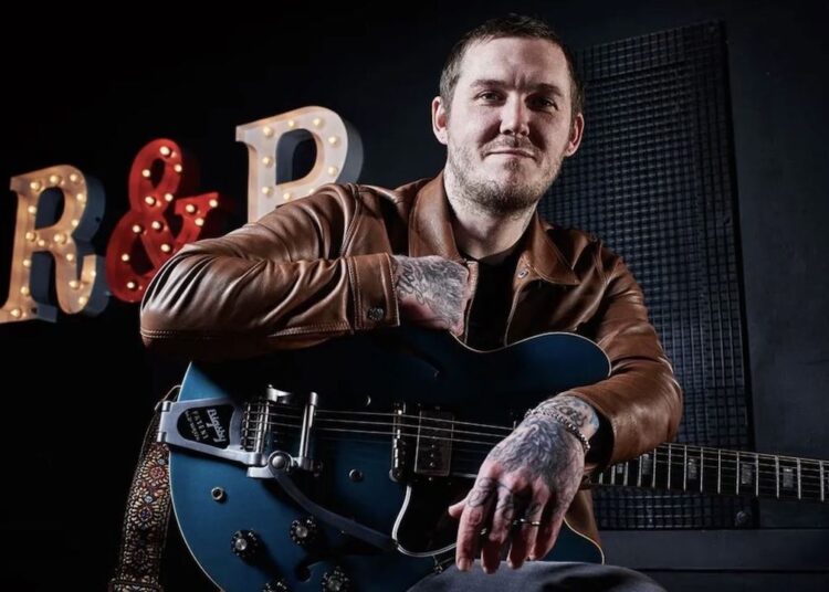 “De alguma forma, ainda estou aqui e ainda inteiro.” O vocalista do Gaslight Anthem, Brian Fallon, compartilha a primeira nova música solo em cinco anos