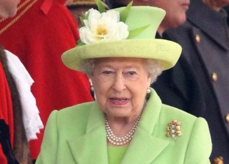 Dizem que a rainha Elizabeth II se arrependeu de ter transformado a família real em um clã de reality shows