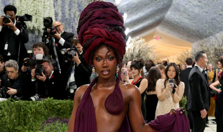 Doechii canaliza o feminino sombrio para seu look Borgonha Marc Jacobs no Met Gala 2026 – Just Jared – Notícias e fofocas de celebridades