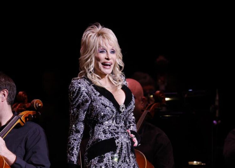 Dolly Parton revela problemas com seus sistemas imunológico e digestivo