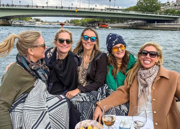 Drew Barrymore detalha sua décima viagem anual de meninas a Paris