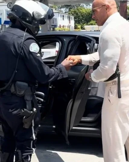 Dwayne Johnson parou em Los Angeles depois de comemorar a homenagem de Emily Blunt e Stanley Tucci na Calçada da Fama