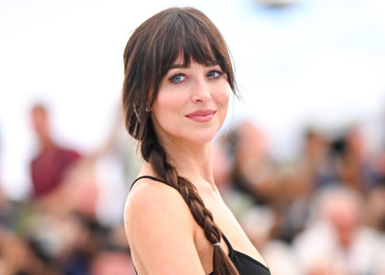 EXCL: Dakota Johnson lista casa de longa data em West Hollywood por US$ 6 milhões