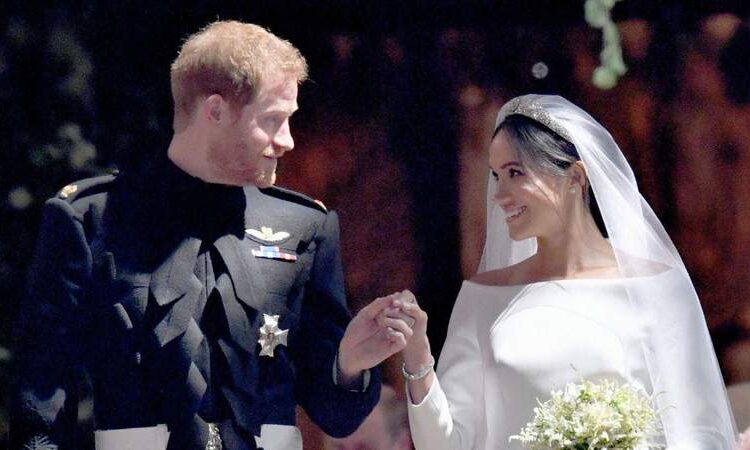 EXCLUSIVO: Meghan Markle 'Planejando serviço de renovação de votos com o príncipe Harry' - mesmo que ela esteja 'desesperada para deixar o exilado real'