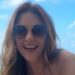 Elizabeth Hurley exibe abdômen em um biquíni sexy push-up