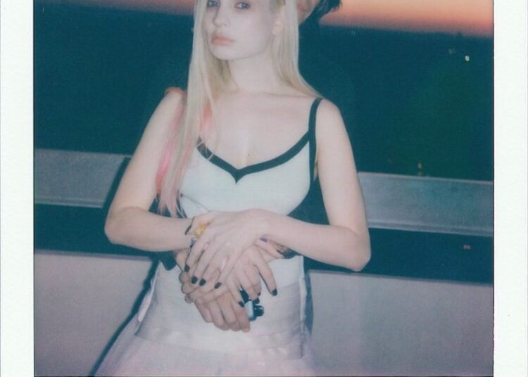 Em fotos: 'Jeep' de Kim Petras é uma fantasia do Tumblr que ganha vida