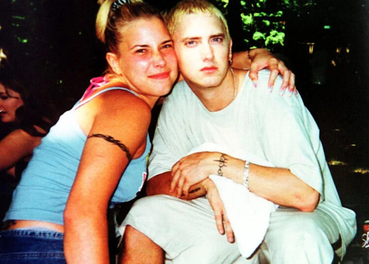 Eminem ‘pronto para pagar’ pela reabilitação da ex Kim Scott Mathers após prisões por DUI: ‘Ela precisa de ajuda profissional’