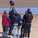 Estrela de Celebs Go Dating vista filmando na praia do Nordeste que conhece rostos famosos