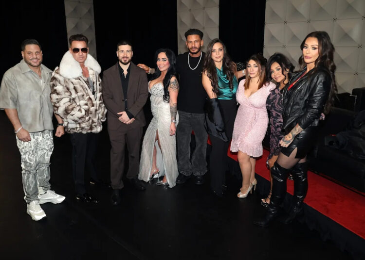 Estrela de reality show revela gravidez surpresa durante programa: ‘Este poderia ser meu conto de fadas’