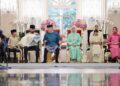 Família real de Johor comparece à cerimônia de Berandam Surai para a princesa mais nova