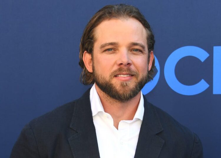 Fãs de 'Fire Country' reagem à doce atualização da família de Max Thieriot