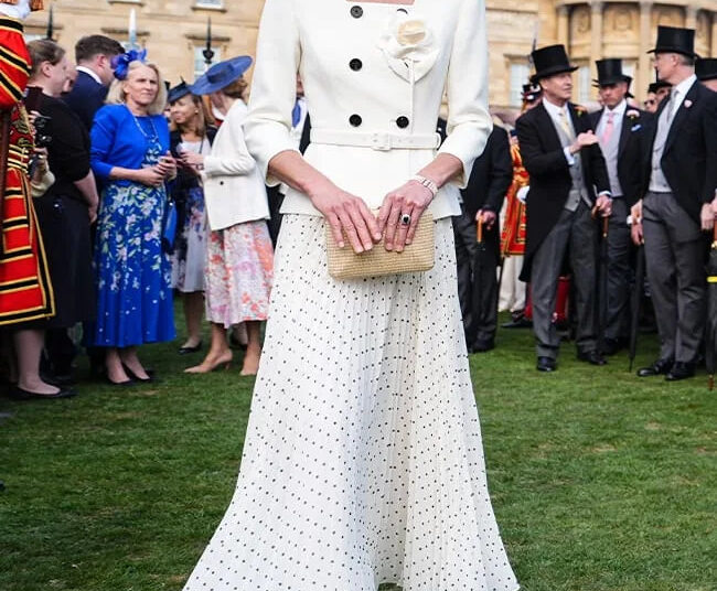 Fãs reais criticam o vestido ‘chato’ de Kate Middleton que ela usou na festa no jardim do palácio