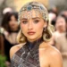 Feliz aniversário, Sabrina Carpenter! Uma olhada em sua jornada de crescimento na carreira