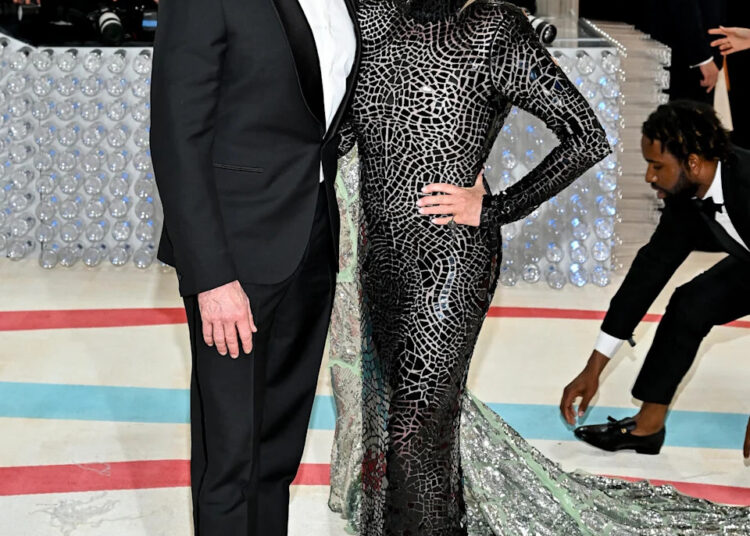 Fontes afirmam que Hugh Jackman não eliminou totalmente a ex-mulher Deborra-Lee Furness de sua vida