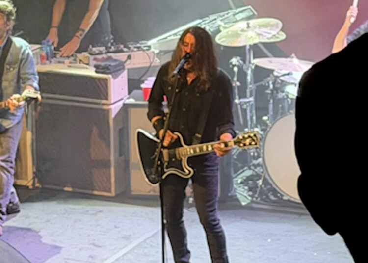 Foo Fighters arrasa Nova York, e público arrasa em show intimista