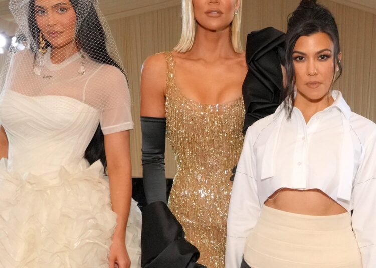 Foto de família de Kylie Jenner monitorada por Khloe Kardashian e Kourtney Kardashian