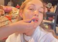 Gigi Hadid compartilha novas fotos raras da filha Khai