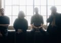 Gilla Band enfrenta “sentir-se mal amada e achar difícil articular o que realmente estou pensando” na primeira música nova em quatro anos, 'Giraffe'