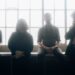 Gilla Band enfrenta “sentir-se mal amada e achar difícil articular o que realmente estou pensando” na primeira música nova em quatro anos, 'Giraffe'