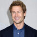 Glen Powell relata encontro estranho com fã comedor de rosto