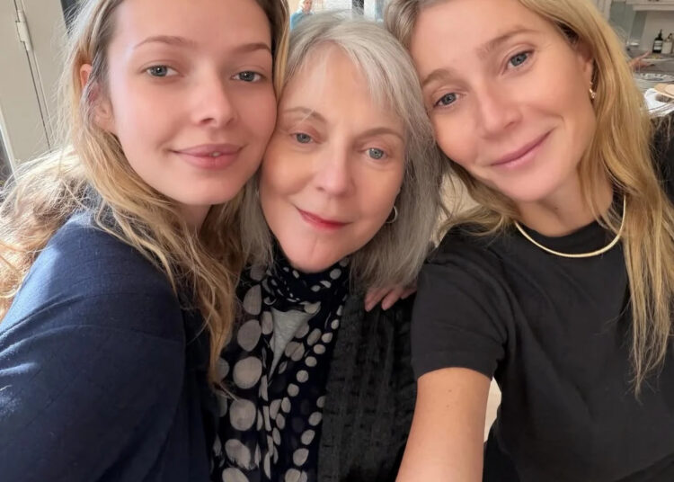 Gwyneth Paltrow posa com a filha Apple e a mãe Blythe Danner em uma selfie do Dia das Mães
