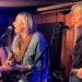 Gwyneth Paltrow visita Nashville para a formatura e canta no Station Inn