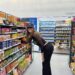 Hailey Bieber usa uma camisa de renda transparente e calça preta para ir ao supermercado