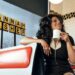 Hannah Dasher celebra música country clássica, Waffle House e culinária sulista com novo EP e livro de receitas “Stand By Your Pan”