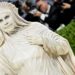 Heidi Klum recria estátua velada de vestal no Met Gala 2026